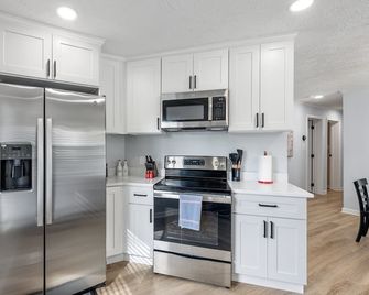 Luxe Cottage - South Chesterfield Stylishly renovated, w/ large master suite - Petersburg - Keuken