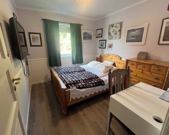 Vintage apartment with fresh sea air and pets - Kristiansund - Bedroom