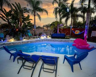 Gorgeous Urban Oasis W/hot Tub, Heated Pool And Private Movie Theater 3 Bedroom Home by RedAwning - Viera - Pool