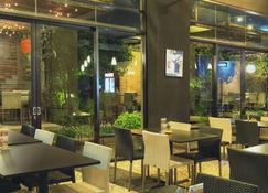 High Livin Apartment Baros - באנדונג - מסעדה