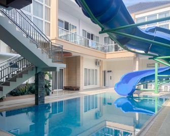 Urbanview Hotel Hakobox Syariah Lampung by RedDoorz - Bandar Lampung - Pool