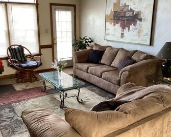 Roomy and Cozy 3-bedroom home in Chesapeake near everything. - Chesapeake - Living room