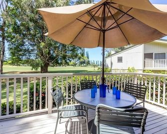 Relax and Unwind! 2 Spacious Units, Outdoor Pool and Free Parking! - Princeville - Balkón