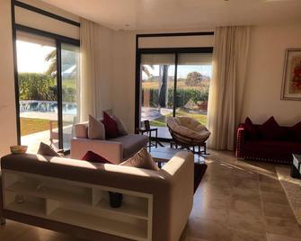 3 Kingsize bedrooms with beautiful garden and swimming pool on a golf course - Gammarth - Salon