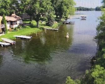 Beautiful and Clean 2 Bedroom Cottage on Clearwater Lake - Annandale - Outdoors view