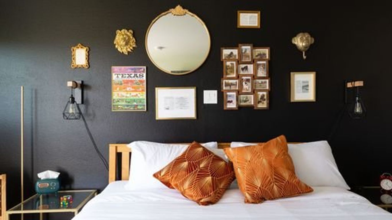 Hotel Mccoy - Art, Libations, Pool Society