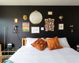 Hotel Mccoy - Art, Libations, Pool Society - College Station - Bedroom