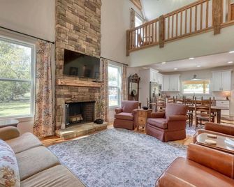 Beautiful creek-front cabin in Hayesville NC with incredible mountain views! - Hayesville - Sala de estar