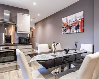 Darlington Town Centre Apartments free parking and Wi-Fi - Darlington - Dining room