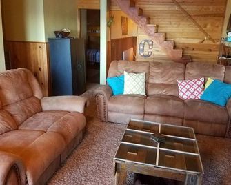 Lakefront Living! Minutes From Tulsa! - Wagoner - Living room