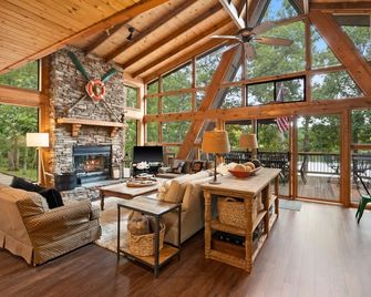 Spacious Innsbrook Chalet Ideal for Quiet Weekends at the Lake - Wright City - Sala de estar