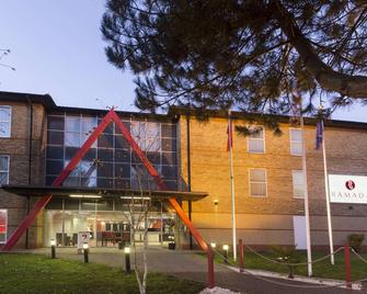 Ramada by Wyndham London Stansted Airport - Bishop's Stortford - Building