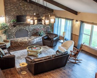 The Chateau on Butterfly Trail - 6 Bdrm Retreat - Fountain City - Huiskamer