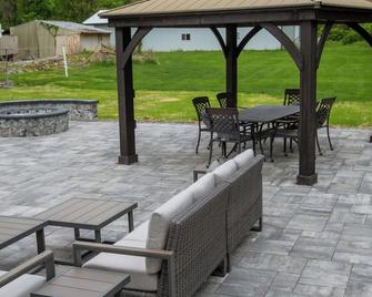 Luxurious, fully renovated 5 bedroom home great indoor & outdoor living spaces - Newton - Innenhof