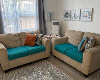 Mermaid's Lighthouse - West Palm Beach - Living room