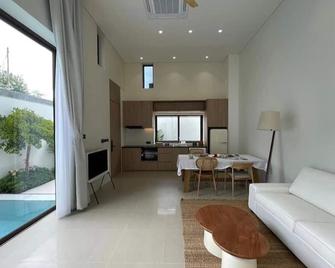 Sss Villa - Villa Qabalah 2bhk, In Phuket - Si Sunthon - Wohnzimmer