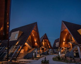 One Of A Kind Resort At Trikora Beach - Telukbakau - Byggnad