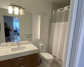 Sky home penthouse with wrap around balcony - Paramount - Bathroom