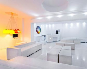 Color Design Hotel - פריז - דלפק קבלה
