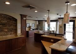 Cozy Studio Suite Near Seagate Convention Center | Shared Indoor Pool + Free Breakfast! - Rossford - Kitchen