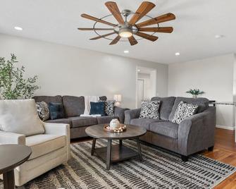 Magnolia House- Relaxing Ky Home - Glasgow - Living room