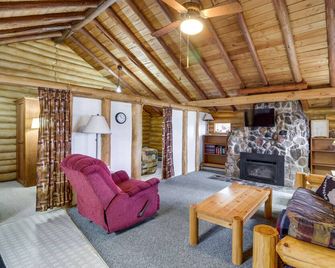 Rustic Bemidji Cabin With Boat And Lake - Бемінджі - Вітальня