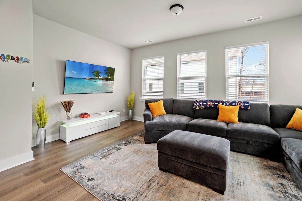 Modern Chic Townhome, Near Uptown, Noda, Bojangles Coliseum - Charlotte - Living room