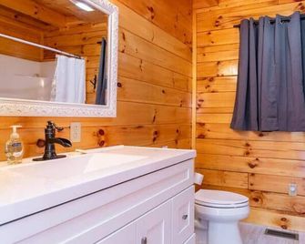 Cozy Canopy- Hot Tub, Firepit, Covered Deck, Wifi - Slade