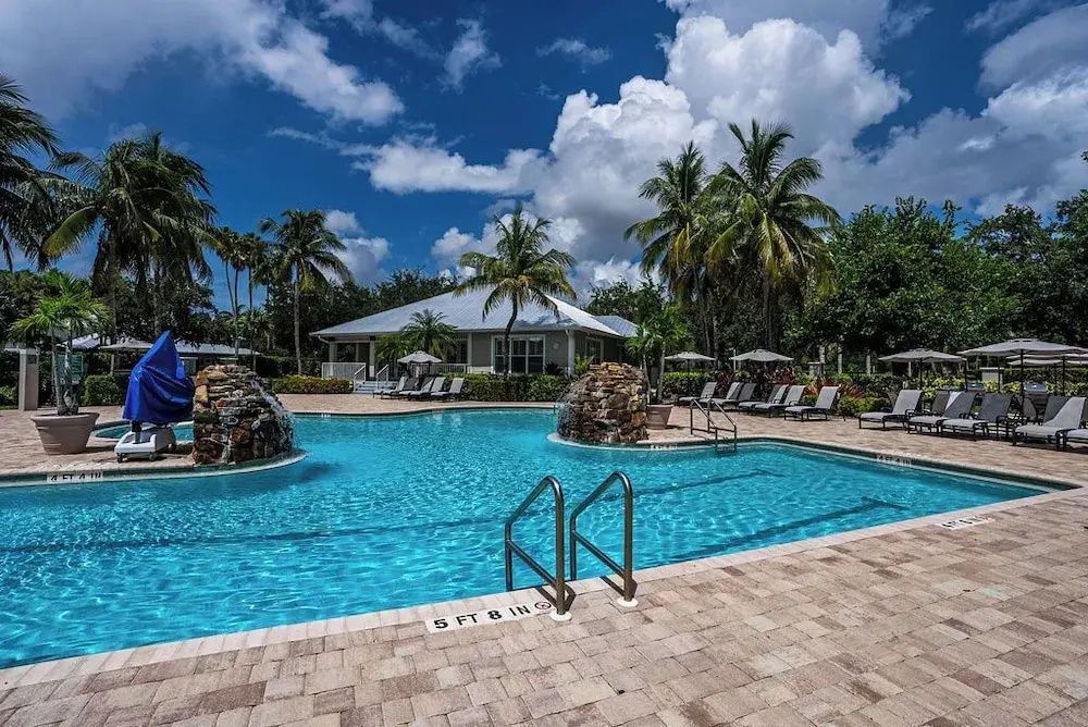 Asiago Vacation Rental at Lely Resort. Newly Furnished 2-Bedroom Condo with Stunning Lake & Golf Views. Spacious Retreat with Private Lanai, Resort Pool, Hot Tub and Gym Access - נייפלס - בריכה