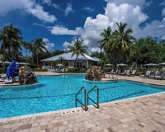 Asiago Vacation Rental at Lely Resort. Newly Furnished 2-Bedroom Condo with Stunning Lake & Golf Views. Spacious Retreat with Private Lanai, Resort Pool, Hot Tub and Gym Access - Naples - Piscina