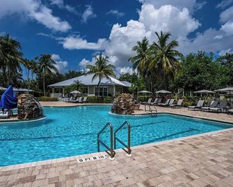 Asiago Vacation Rental at Lely Resort. Newly Furnished 2-Bedroom Condo with Stunning Lake & Golf Views. Spacious Retreat with Private Lanai, Resort Pool, Hot Tub and Gym Access - נייפלס - בריכה