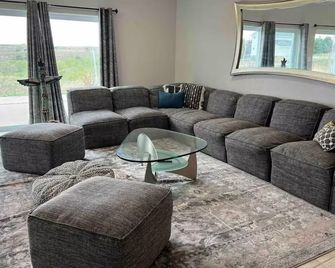 Spacious 6-bedroom house with hot tub and heated indoor pool lovely Ogallala - Ogallala - Living room