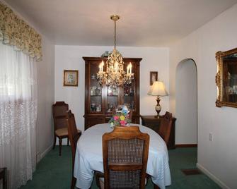 Grandma's House - Pets Welcome - Fenced Yard - Clarksville - Dining room