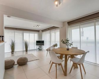 Gelijkvloers zeedijk appartement - lichtrijk en modern - Blankenberge - Essbereich