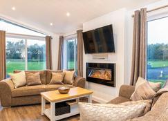 Silverwood Luxury Lodges & Bistro Barn - Perth - Living room