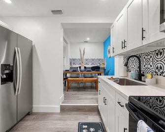 Casa Betania: Your Urban Oasis in Fort Lauderdale - Fort Lauderdale - Kitchen