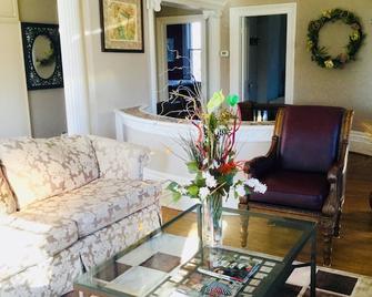 Fabulous Chic Apartment In Modernized Victorian - Ingersoll - Living room