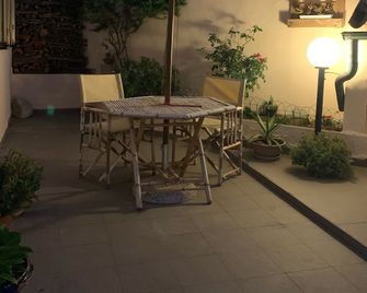 Villa Betty Nice studio apartment near the center - La Maddalena - Patio