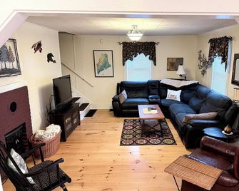 Lovely 3 Bedroomh Home Located Close To Town - Greenville - Huiskamer