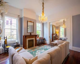 Macarty House, A Bohemian Resort with pool and cabana bar - New Orleans - Living room