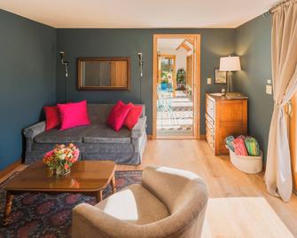 Comfortable home, hot tub and trails on 140 acres - Concord - Sala de estar