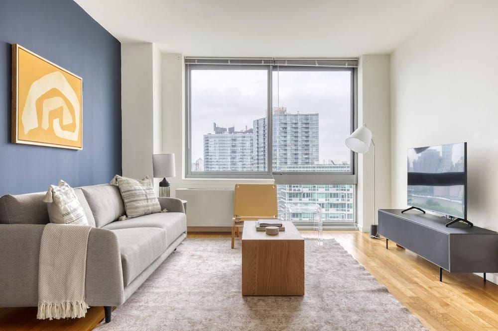 Luxe LIC 1BR w/ W/D, Elevator & Doorman, near East River, by Blueground - קווינס - סלון