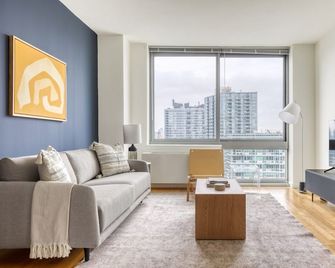 Luxe LIC 1BR w/ W/D, Elevator & Doorman, near East River, by Blueground - Queens - Vardagsrum