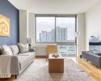 Luxe LIC 1BR w/ W/D, Elevator & Doorman, near East River, by Blueground - קווינס - סלון