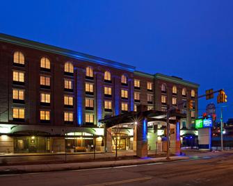 Holiday Inn Express Hotel & Suites Pittsburgh-South Side - Pittsburgh - Building