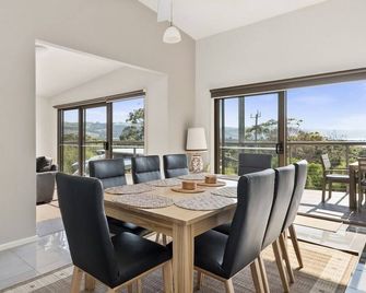 Amaroo | Coastal Stay with Ocean Views - Marengo - Comedor
