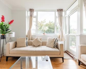 3 Bed Flat, Dedicated Workspace, Parking, 4ktv - London - Living room