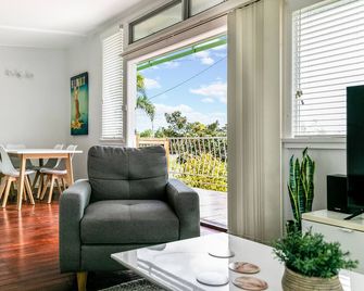 Beached @ Yamba (Water Views, Dog Friendly, Air Con) - Yamba - Living room
