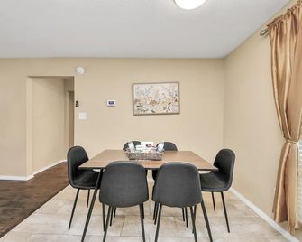 Cozy 3BR Retreat Near NASA, Hobby Airport, with easy access to I95 and Beltway 8 - 休士頓 - 餐廳