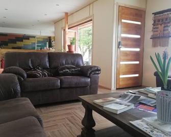 Hostal Baquedano - פוארטו נטאלס - סלון